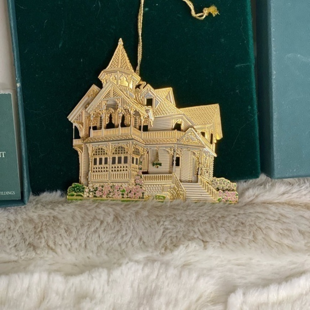 🌸ST6 - Sheila’s Collectible Ornament - Weker House🌸